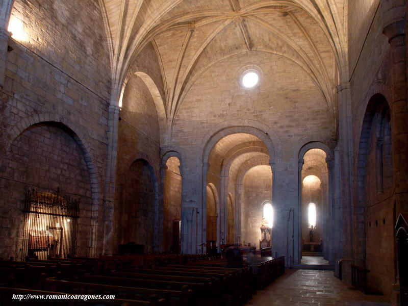 INTERIOR DEL TEMPLO HACIA LA CABECERA